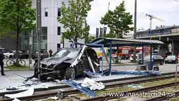 Auto fährt in Haltestelle in München: Drei Schwerverletzte