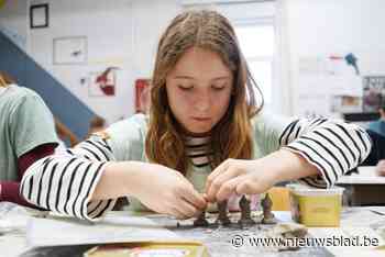 Leerlingen maken duizenden schaakstukken voor feestweekend schaakclub Karpov: “Bewust niet gekozen voor het klassieke zwart-wit”