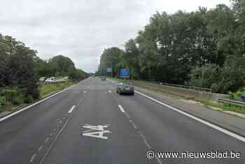 Jonge bestuurder crasht tegen werfsignalisatie op E411, politie vindt lachgas in wagen