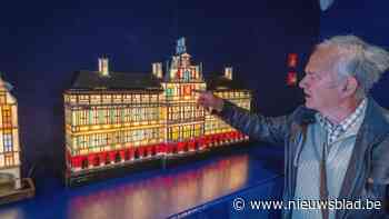 Kalmthoutenaar schenkt glazen maquette Antwerps stadhuis aan de stad: “Mijn volgende project? De Carolus Borromeuskerk”