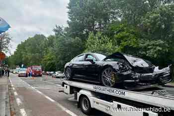 Automobilist (55) wordt onwel en knalt frontaal op Porsche: “Overgebracht naar het ziekenhuis”