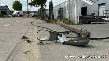 Vrachtwagen rijdt elektriciteitspaal omver op industrieterrein in Hoeselt