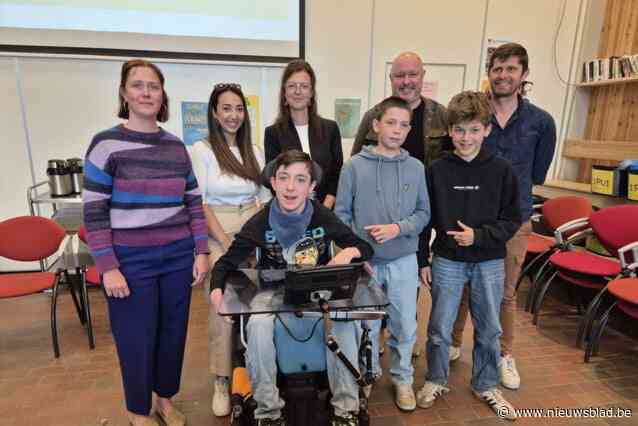 Ondanks beperking volgt Broes (13) regulier middelbaar onderwijs in Park Uniek - Salto Humano: “Je ziet hem genieten”