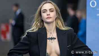 Da errötet sogar Charles: Cara Delevingne lässt tief blicken