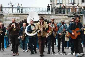 VIDEO. Bonte muziekparade trekt door centrum van Gent om verjaardag van jazzcafé te vieren