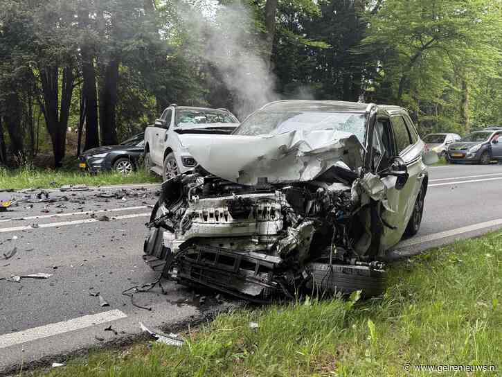 Twee gewonden door frontale botsing, weg urenlang dicht