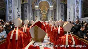 Konklave eröffnet – Kardinäle ziehen in Sixtinische Kapelle