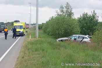 Bestuurder gewond na botsing met vrachtwagen op N42