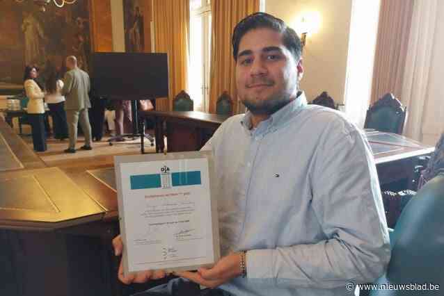 Bugra (18) wint DIApositief-project en mag  op kosten van Balie Brussel rechten studeren: “Ik wil voorbeeld zijn voor jongeren met migratieachtergrond”