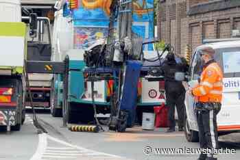 Vrachtwagen met kermisattractie botst tegen Boeveriepoort in Brugge