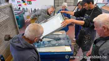 Kunstenaar Benjamin Ikoma maakt zeefdruk-kledingcollectie met thuis- en daklozen van Atelier Kamiano