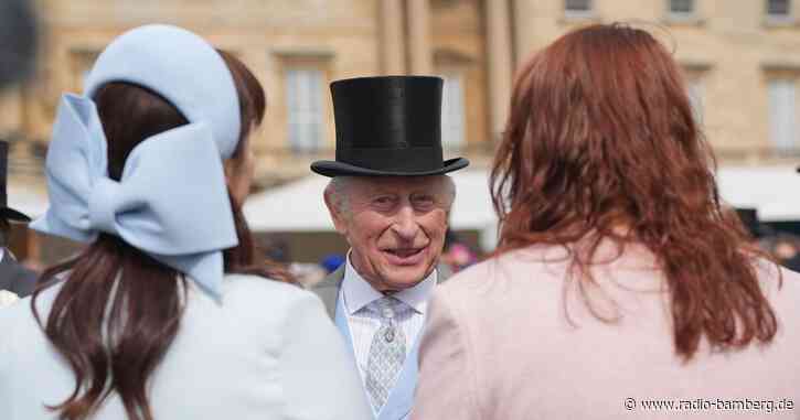 Schirm, Charme und Zylinder: König Charles lädt zur Party