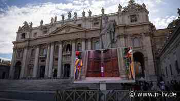 Die Wahl des nächsten Papstes: Diese Tür ist seit 17.46 Uhr geschlossen: das Konklave beginnt
