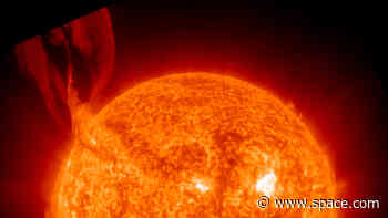 Sun unleashes jaw-dropping filament eruption — but Earth dodges the blast (photo)