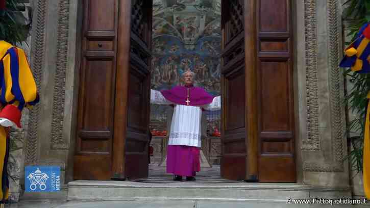 Si chiudono le porte della Cappella Sistina, monsignor Ravelli pronuncia la frase “Extra omnes” – Video
