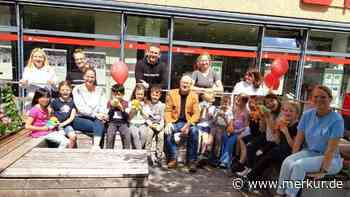 Der Sommer kann kommen: Das frisch bepflanzte „Parklet“ in Planegg steht heuer vor der Kreissparkasse