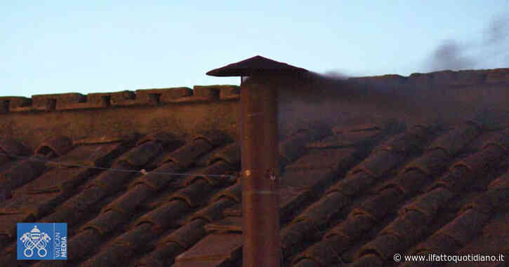 Conclave, il video della prima fumata: è nera. Il boato dei fedeli riuniti in piazza San Pietro