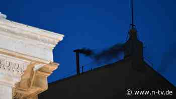 Schwarzer Rauch am Schornstein: Erster Wahlgang beim Konklave im Vatikan endet ergebnislos