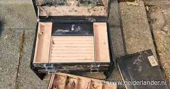 Politie zoekt eigenaar waardevolle spullen, gevonden in modderige tas: ‘Mogelijk buit van inbraak of nepagenten’