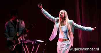 S10 doorbreekt stilte tijdens terugkeerconcert: ‘Mijn andere helft ligt in het ziekenhuis’