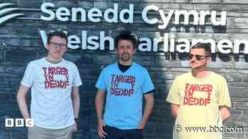 'Hel' ymgyrchwyr iaith o'r Senedd am ddillad â slogan