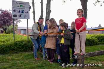Kindergemeenteraad mag lintjes knippen van speelpleintjes met nieuwe namen: “Leuk om in het echt te zien wat wij mochten verzinnen”