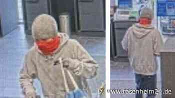 Vermummter Mann bedroht Mitarbeiterinnen mit Waffe – Täter mit rotem Schal gefasst