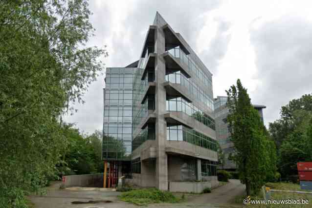 Nu ook brandstichting in leegstaand kantoorgebouw nadat er eerder al 400 krakers binnendrongen: acht minderjarigen  opgepakt door politie