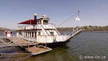 Saskatoon riverboat Prairie Lily docked due to low water levels, sandbars