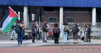 Luid protest op politiebureau Nijmegen, twintig mensen eisen vrijlating aangehouden demonstranten: ‘Blijven totdat ze vrij zijn’