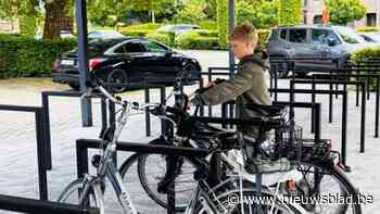 Nieuwe fietsenstalling in Pulderbos-Dorp is af, gemeente vraagt fietsers om oude rekken niet meer te gebruiken