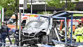 BMW rast in Münchner Tram-Häuschen: Studentin (22) laut Polizei „in kritischem Zustand“
