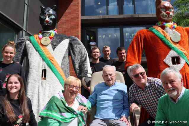 Reuzen van De Katte komen honderdjarige Georges feliciteren