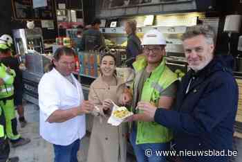Foorkramers trakteren arbeiders Grote Markt op frieten en smoutebollen: “Dankbaar dat kermis rond werf kan staan”