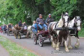 Bewoners Ons Tehuis Brabant rijden drieëntwintigste tocht met paardenkoetsen