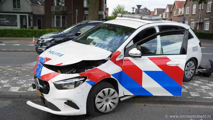 Twee agenten raken gewond bij botsing met gloednieuwe auto
