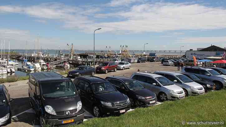 De kotters verdwenen en de rijke toeristen met koters komen, maar wie zit daarop te wachten vraagt lokale politiek in Colijnsplaat zich af