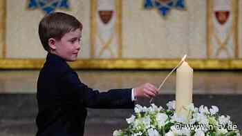 Großbritannien gedenkt der Opfer: Churchill-Urenkel entzündet Kerze zum Weltkriegsgedenken