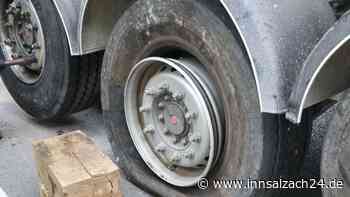 Kies-Lkw verunfallt auf MÜ18 und sorgt für Verkehrs-Behinderungen