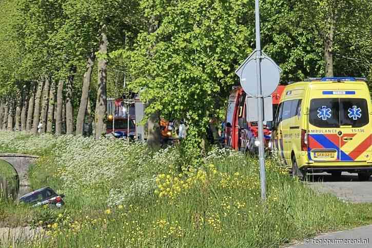 Auto belandt in sloot in Purmerend: werkmannen schieten te hulp