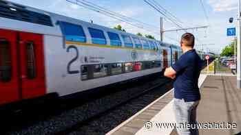 “Ze keek niet eens meer om”: treinbestuurder doet emotionele oproep na bijna-ongeval met tiener op het spoor