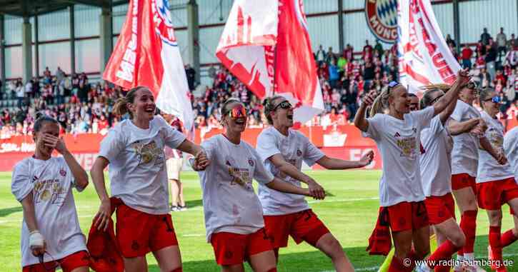 Wück überreicht Meisterschale an Bayern-Fußballerinnen