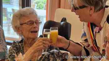 Burgermoeder van Niel huldigt 100-jarige Yvonne