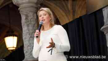 Zwangere burgemeester Els van Doesburg (N-VA) doet het rustiger aan op advies van gynaecoloog