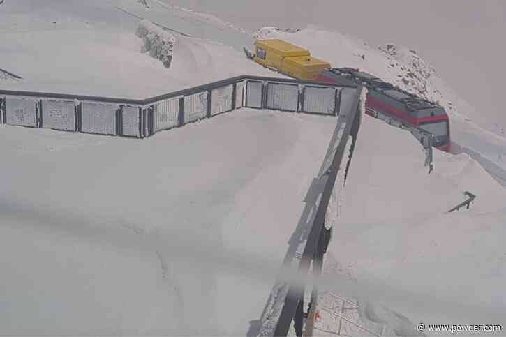 30 Inches of Snow Just Fell on Pikes Peak, Colorado