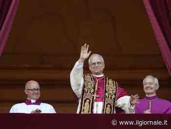 La mozzetta rossa, la croce d'oro e la stola pontificia: cosa significano i paramenti di Leone XIV