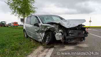 Frontalunfall auf der TS42: Trostbergerin (59) in Auto eingeklemmt und schwer verletzt