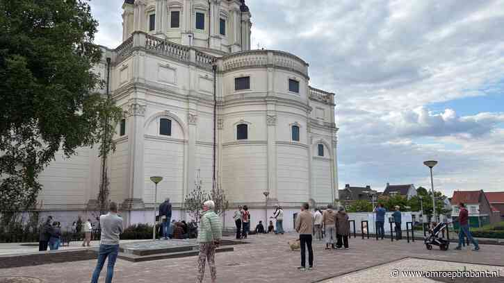 Ook witte rook, vlaggen én zelfs het Vaticaans volkslied in Oudenbosch