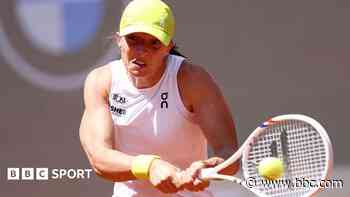 Swiatek breezes through to Italian Open third round