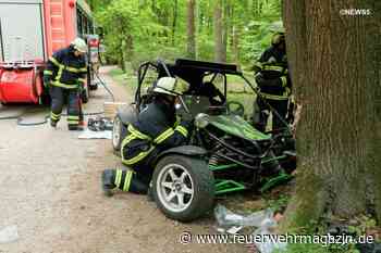 Strandbuggy prallt gegen Baum